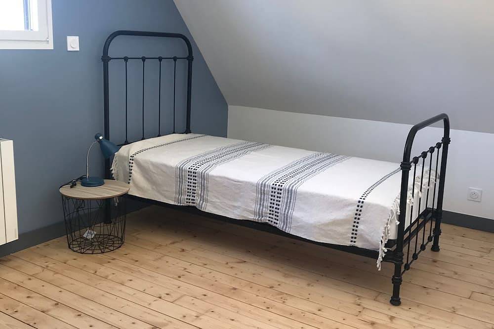 Renovated house in the center of Ploubalay, 5 minutes from the beaches in Ploubalay, Dinan region