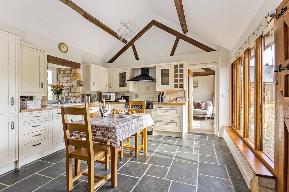 1 Homepiece -  a converted barn that sleeps 4 guests  in 2 bedrooms in Gloucestershire