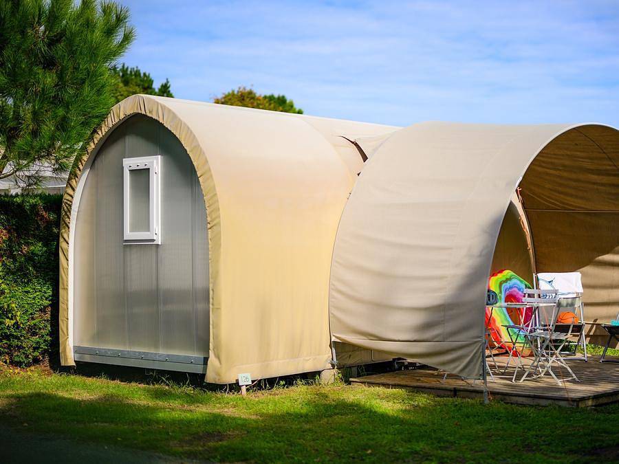 Camping L'Abri des Pins - Canvas and wooden tent 4 persons - Tente Coco Sweet 2 bd. 4 pers - 16m2 - canvas awning in Saint-Jean-de-Monts, Vendée