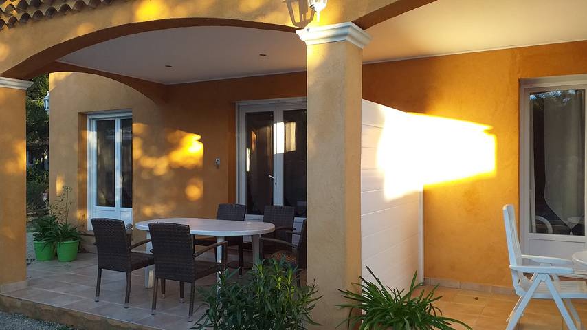 Gîte pour 6 personnes, avec jardin ainsi que piscine et terrasse