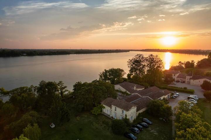 Chambre d’hôte pour 2 personnes, avec jardin ainsi que terrasse et piscine