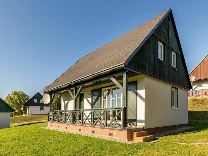 Vakantiehuis voor 6 personen, with Terras and Tuin as well as Zwembad in het Reuzengebergte