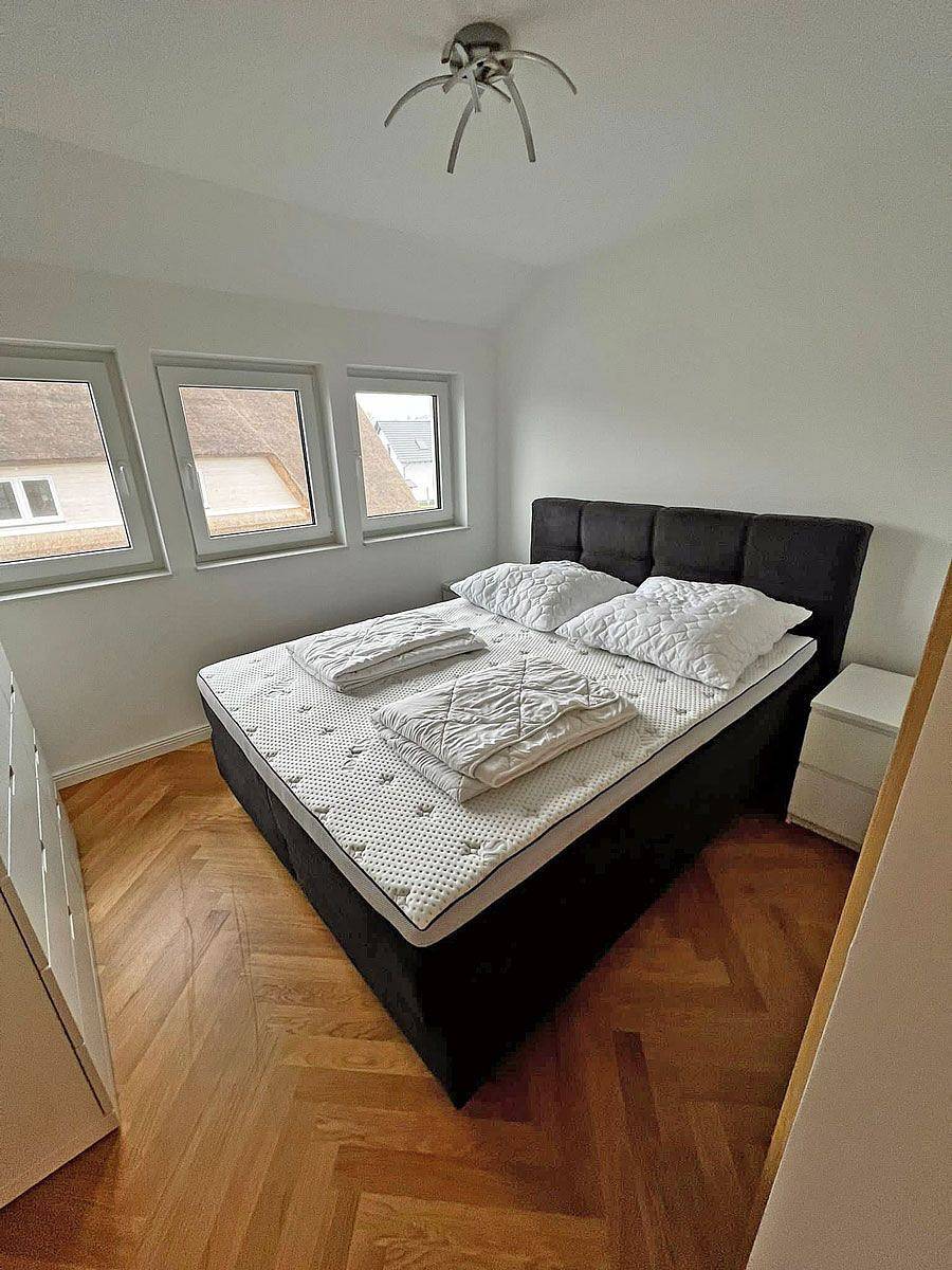 Ganze Wohnung, Moderne Fewo mit Kamin, ca. 1300m zum Sandstrand, 3 Schlafzimmer bis 6 Personen in Glowe, Rügen