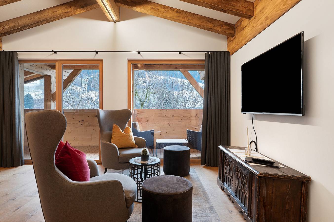 Entire apartment, Apartment 'Alpin Chalet Samer Fürstenblick' with Mountain View, Terrace and Wi-Fi in Sarnthein, Sarnvalley