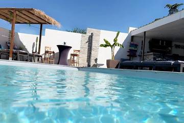 Gîte pour 2 personnes, avec terrasse ainsi que piscine et jardin à Lespignan