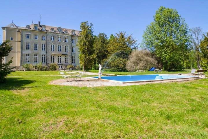 Gîte pour 15 personnes, avec piscine et vue dans Pleurs