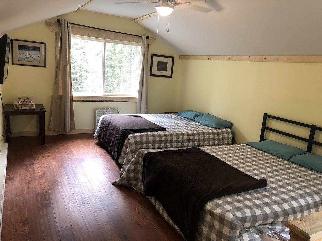 Junction's Cabin - A Wolf Crossing Cabin - next to Yellowstone Park in Absaroka Range