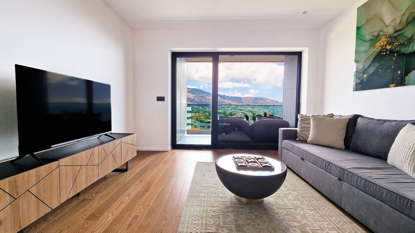 Entire apartment, Blissful Suite by Lovelystay in São Martinho, Madeira