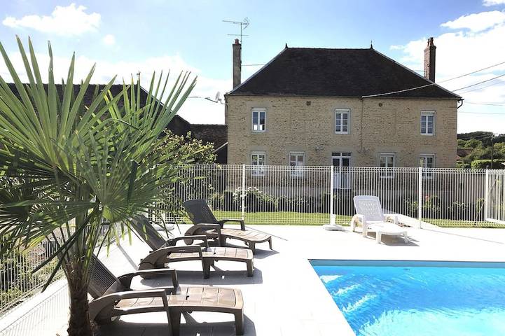 Gîte pour 14 personnes, avec Jacuzzi ainsi que Terrasse et Jardin à Thieffrain
