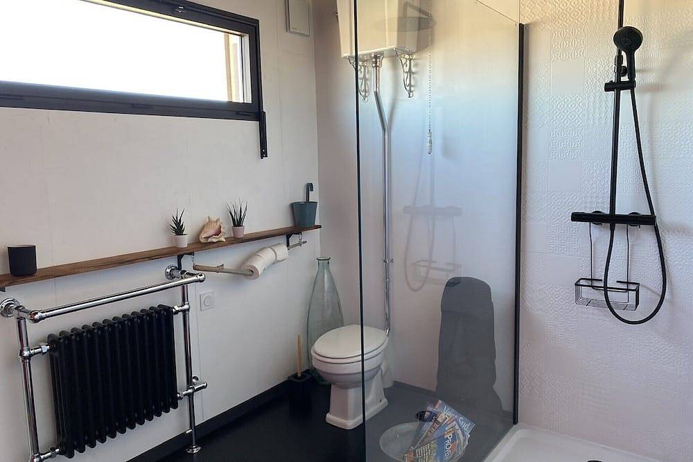 Votre chambre  sur les toits avec salle de bain et terrasse privé in Marguerittes, Région de Nîmes