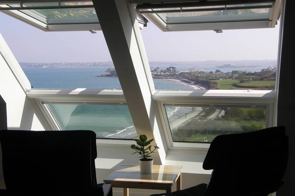 Appartement entier, Vue Mer Exceptionnelle- confort et calme -Meublé de tourisme 4 étoiles in Saint-Pol-de-Léon, Ceinture Dorée
