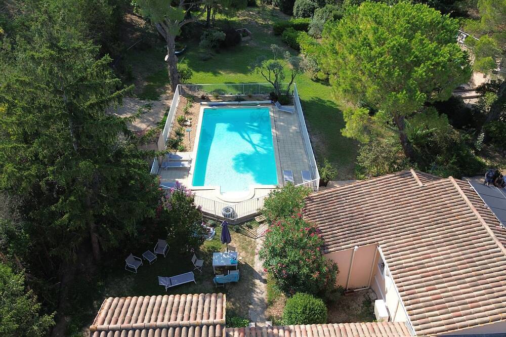 Belle villa provençale 11 pers avec grande piscine dans écrin de verdure in Cornillon-Confoux, Côte méditerranéenne (France)
