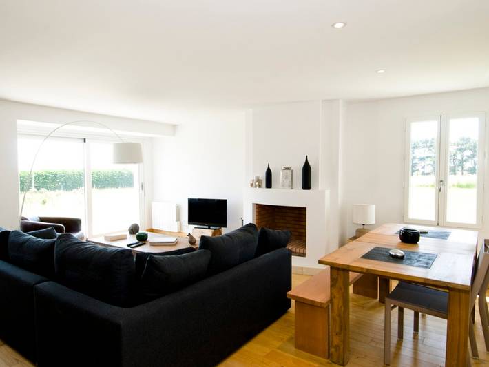 Modern 4-bedroom home, sea view, garden, 8 ppl in Locmaria, Côte des Mégalithes