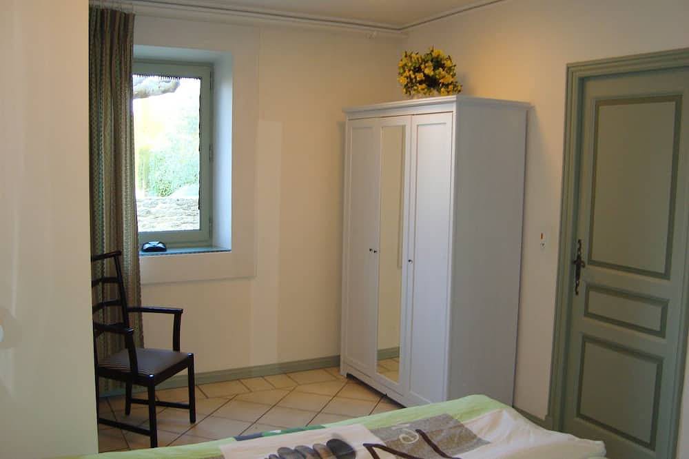 Antiguo viñedo, ahora convertido en hermosas casas de vacaciones, en el corazón de la Provenza in Maubec, Parque natural regional del Luberon