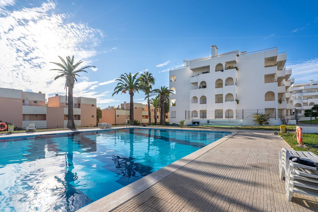 Ganze Wohnung, Ferienwohnung 'Dreaming Of Algarve' mit Gemeinschaftspool, Gemeinschaftsgarten und Wi-Fi in Alporchinhos (Atlantikküste), Porches