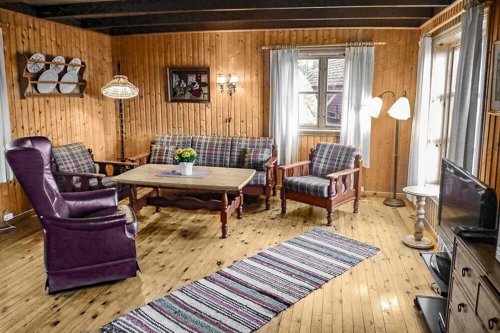 Beach front home in Skiftun with Wifi in Hjelmeland