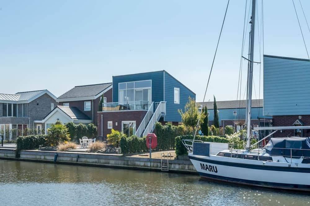 In diesem freistehenden Inselhaus befindet sich das Wohnzimmer im ersten Stock, das Haus hat eine Da in Oude-Tonge, Goeree-Overflakkee