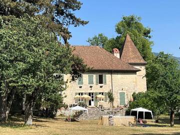 Gîte pour 2 personnes, avec bassin pour enfant et vue ainsi que jardin et piscine à Montanges