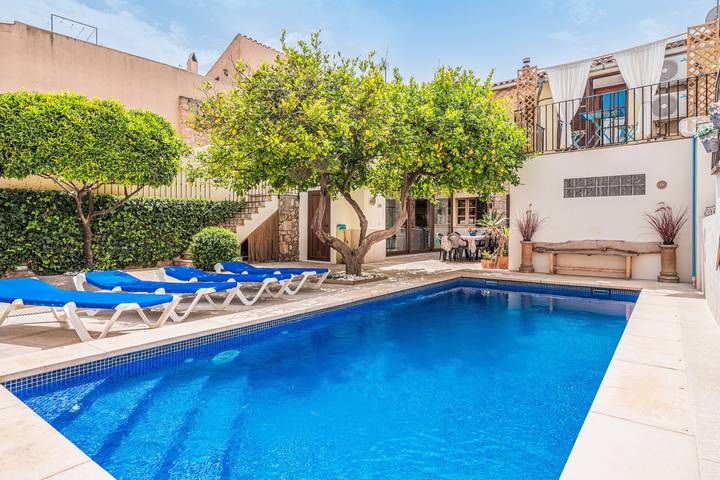Holiday home for 11 people, with garden, with pets - 1