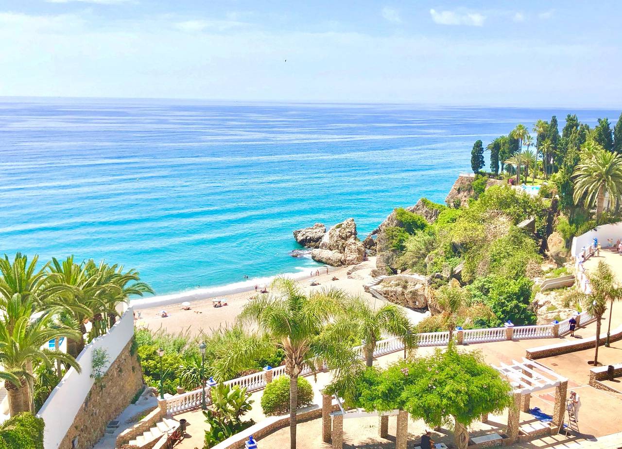Apartamento entero, Apartamento con vistas al mar, frente a la playa, con piscina compartida, A/C y Wifi in Playa Carabeíllo, Nerja