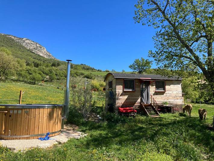 Camping pour 2 personnes, avec terrasse ainsi que jardin et vue