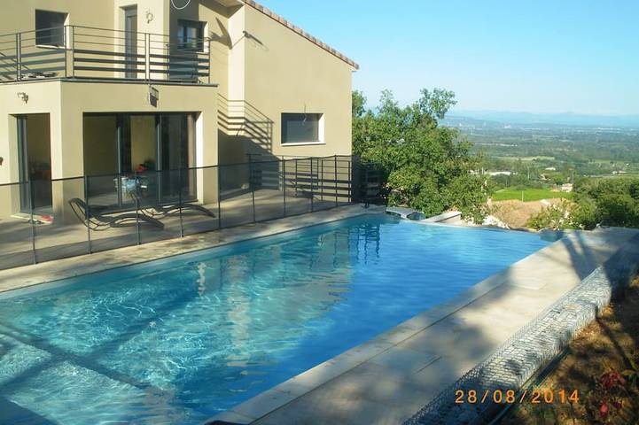 Location de vacances pour 12 personnes, avec jardin ainsi que sauna et balcon à Saint-Julien-de-Peyrolas