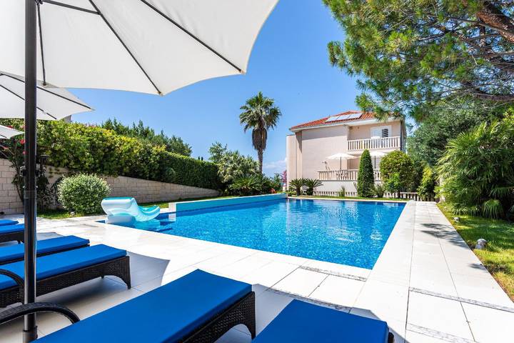 Appartamento per 2 persone, con piscina e balcone nonché idromassaggio e giardino in Brac