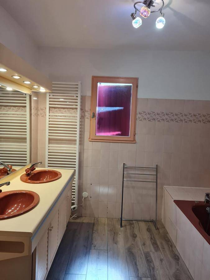 Location de vacances pour 13 personnes, avec jardin ainsi que piscine et vue, adapté aux familles à Saint-Pierre-de-Colombier - 3