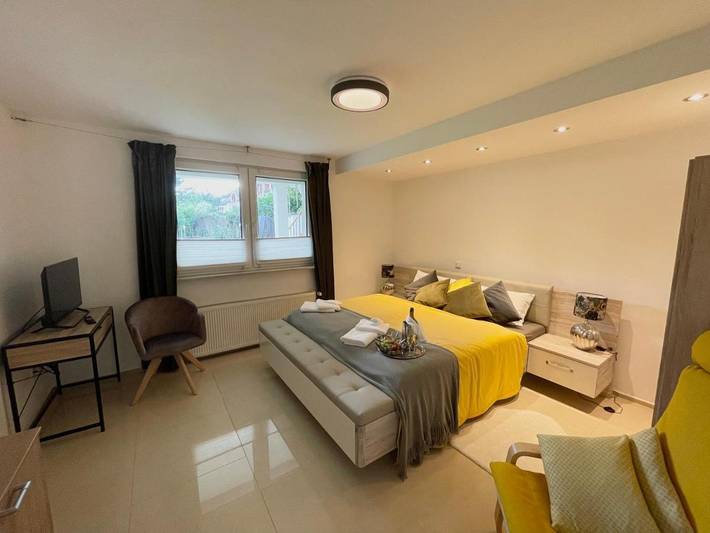 Ferienwohnung für 6 Personen, mit Balkon und Terrasse sowie Garten und Ausblick in Düsseldorf und Kreis Mettmann