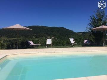 Gîte pour 10 personnes, avec vue ainsi que piscine et jardin à Silhac
