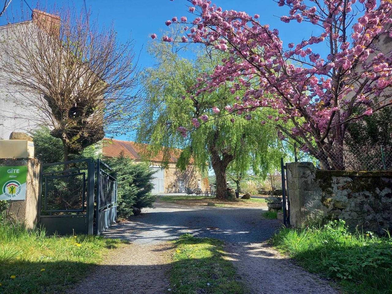 Gîte Champêtre à Buxières-les-Mines avec Animaux Acceptés et Parking in Buxières-les-Mines, Allier
