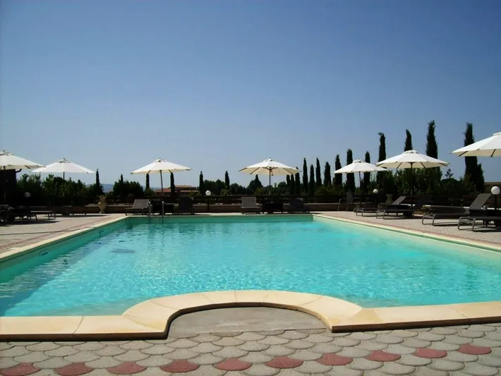 Casa de vacaciones para 4 personas, con vistas además de piscina y jardín - 1