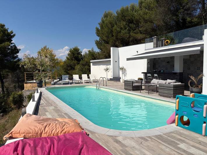 Villa pour 6 personnes, avec Jacuzzi et Terrasse ainsi que Jardin et Piscine