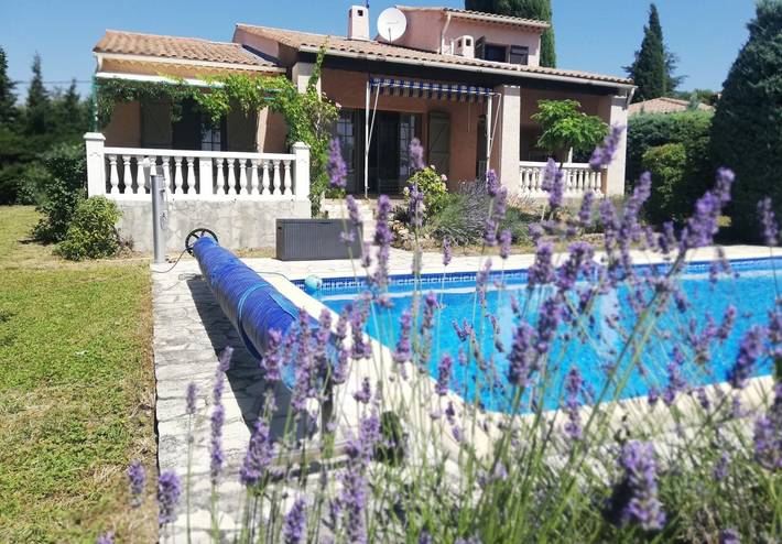 Villa pour 6 personnes, avec terrasse ainsi que jardin et piscine, animaux acceptés