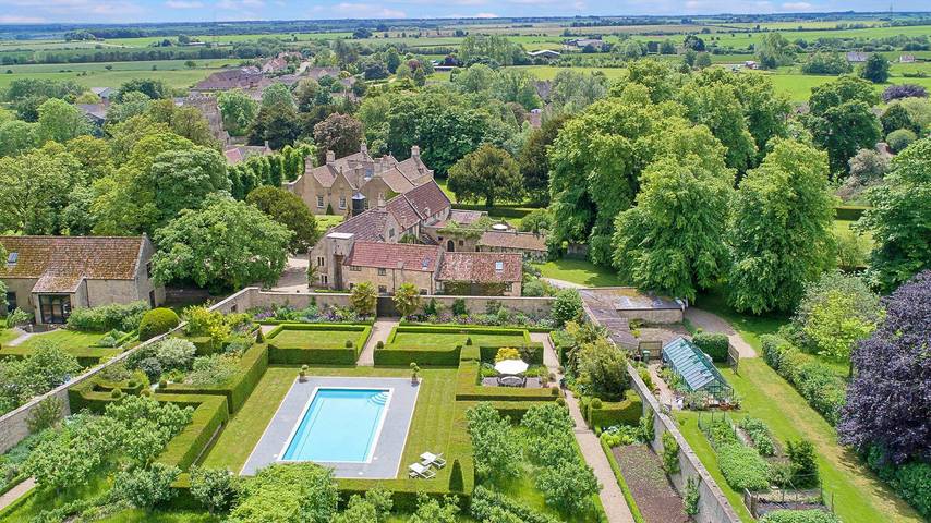 Villa with pool for 16 people, with garden in England