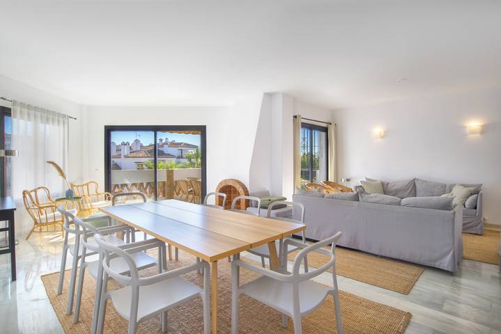 Penthouse in Calahonda Park with Outdoor Pool, Garden, Terrace, A/C & Wi-Fi in Urbanizacion Calahonda, Mijas