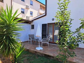 Ferienwohnung für 2 Personen, mit Ausblick und Terrasse sowie Garten in Medulin