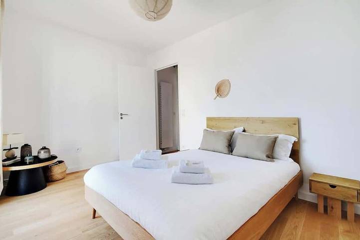 Entire apartment, A Design 2-Br/ with Terrace in Clichy in Clichy, Hauts-de-Seine