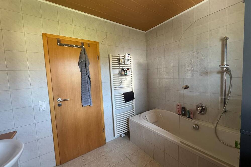 Ganze Wohnung, Großes 3 Zimmer Ferienwohnung mit Terrasse, Garten und Stellplatz in Hilzingen, Hegau