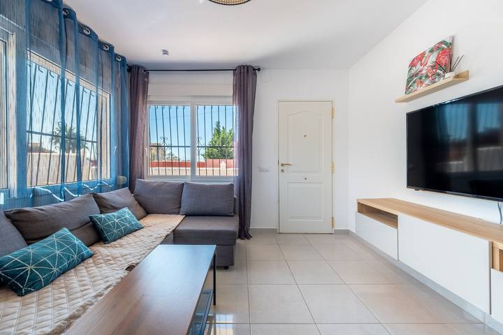 Apartamento 'Las Calas Deluxe B' con piscina compartida, terraza privada y Wi-Fi in Las Calas, Torrevieja