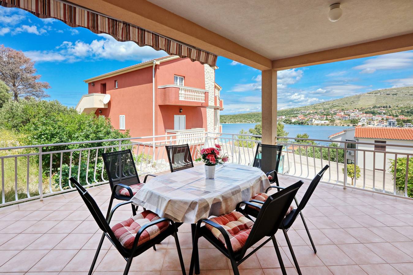 Ganze Wohnung, 2-Zimmer-Ferienwohnung am Strand Sparadici, Sibenik A-23939-b in Grebastica, Šibenik-Knin