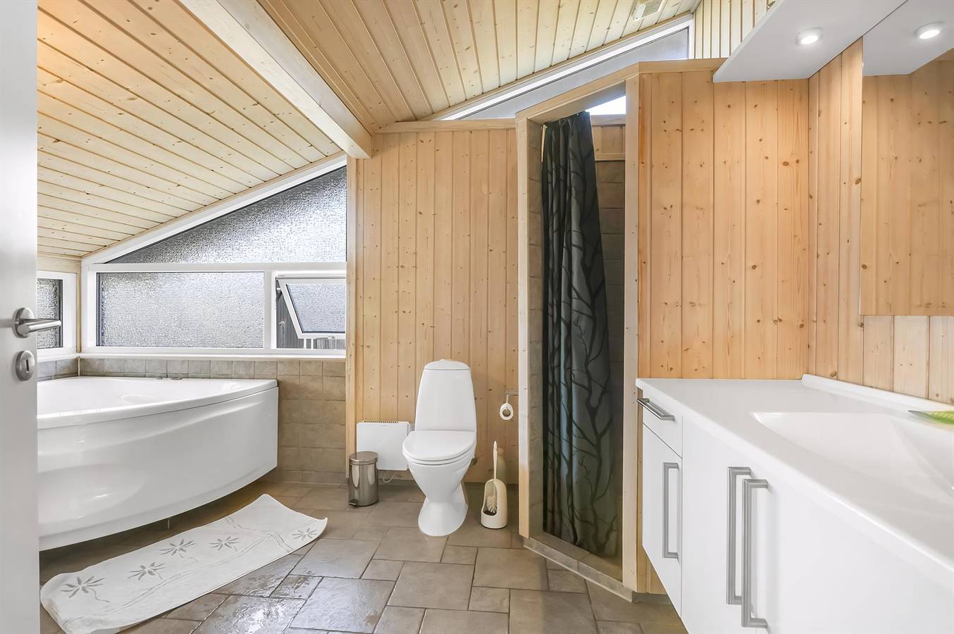 Beautiful home in Saltum w/ Wifi, 4 Bedrooms and Sauna in Jammerbugt