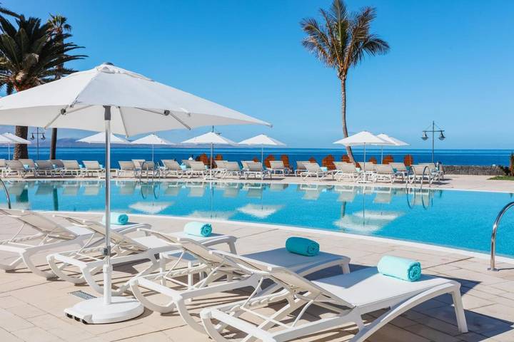 Hôtel pour 3 personnes, avec Balcon et Terrasse ainsi que Jacuzzi et Jardin
