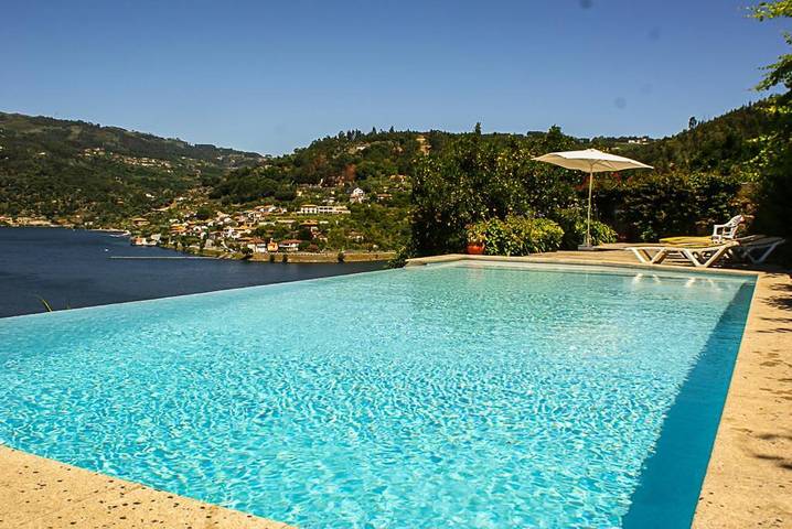 Location de vacances pour 4 personnes, avec jardin ainsi que piscine et vue dans Ribadouro - 2