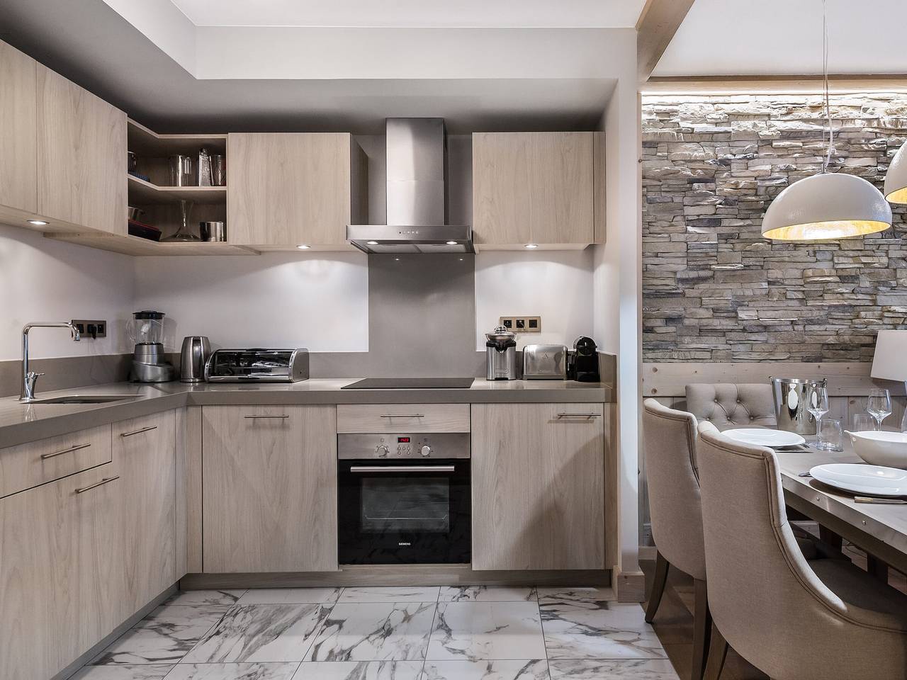 Apartamento entero, Confort y Estilo: Apartamento en Courchevel Village Cercano a Pistas y Servicios in Saint-Bon-Tarentaise, Les Trois Vallées
