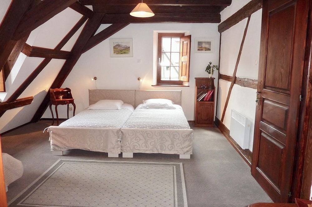 Adrihof, 4 Chambre d'hôtes à la cour de l'abbaye d'Autrey Riquewihr in Riquewihr, Parc naturel régional des Ballons des Vosges