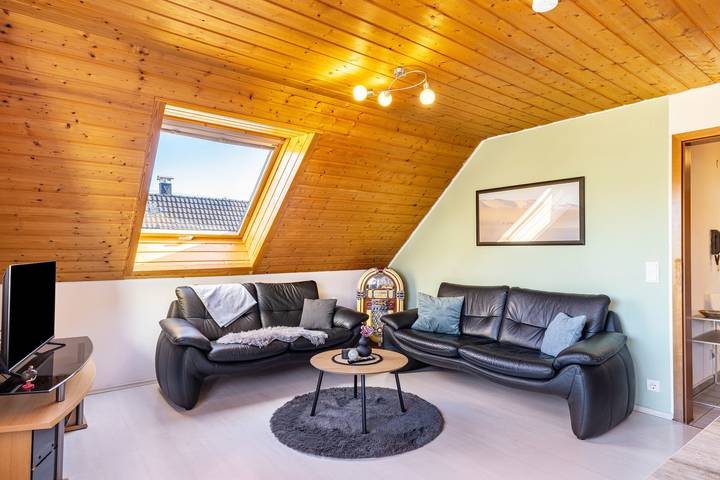 Hel lejlighed, Apartment "Sonnenblick" with Balcony and Wi-Fi in Albstadt, Neckar-Alb
