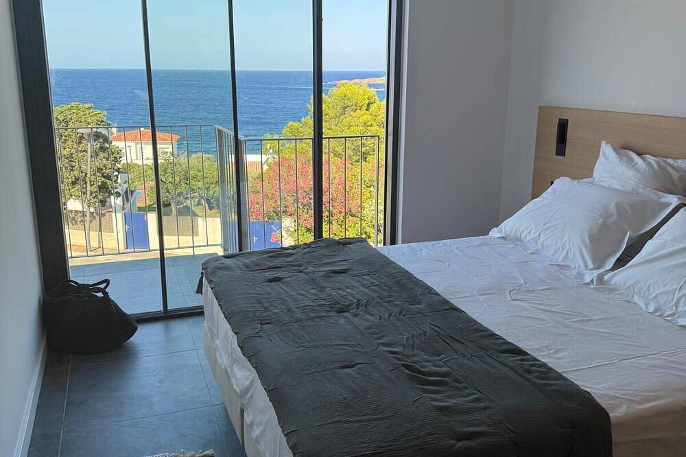 Architect-designed villa - 4 waterfront suites with private pool in Cadaques, Cap de Creus