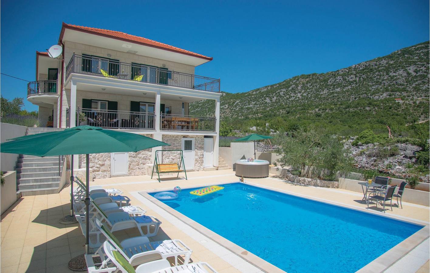 Geräumige 2-Zimmer-Wohnung mit Pool, Terrasse und WLAN in Makarska Riviera