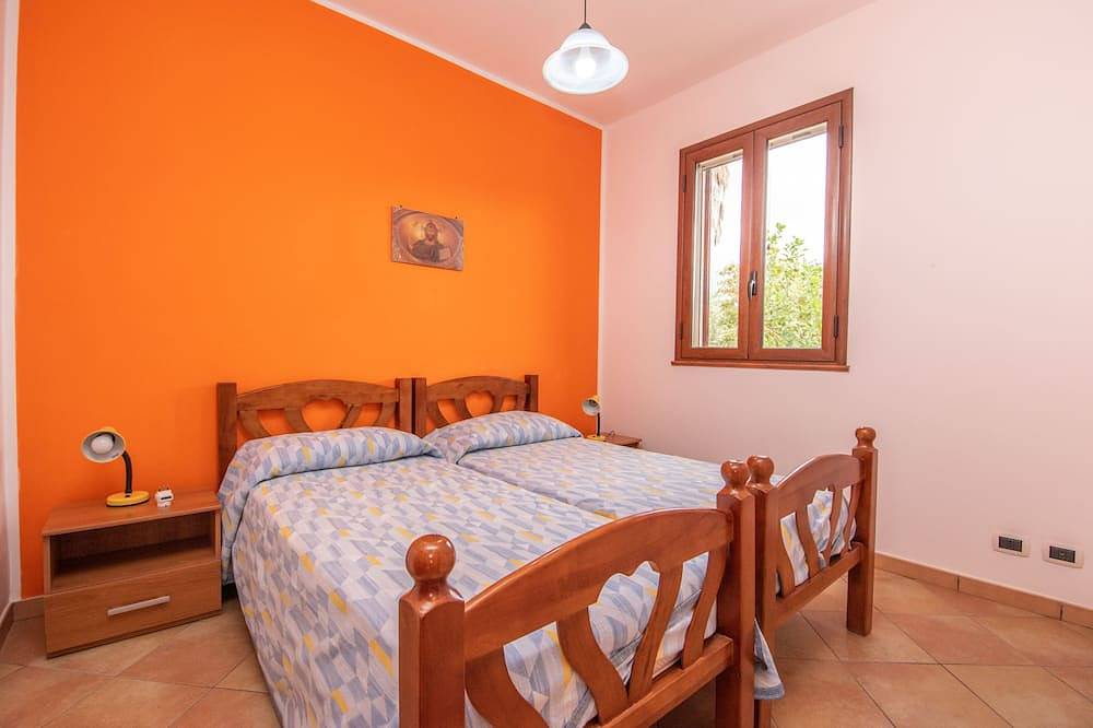 Villecefalu. Veranda beach house  in Piana Calzata, Provincie Palermo